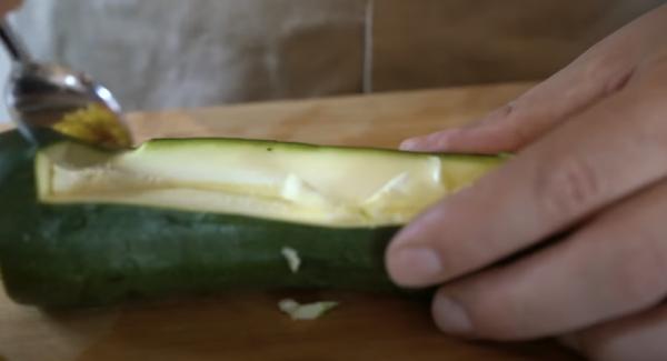 In der Zwischenzeit zwei Zucchini aushöhlen.