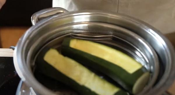 Die Zucchini in den Topf legen und mit dem Easyquick verschießen.