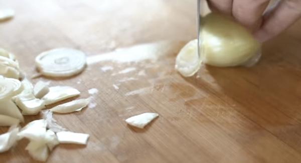 Anschließend 4 kleine Zwiebeln in Scheiben schneiden.