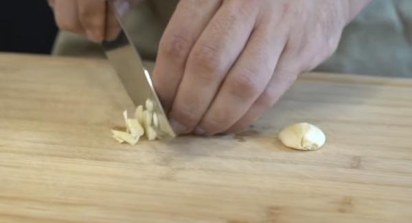 Zwei Knoblauchzehen kleinhacken. Anschließend den gehackten Knoblauch in das Olivenöl geben.