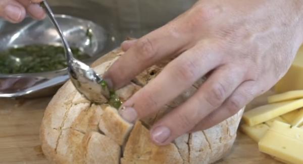 In ein Weißbrot Quardrate scheiden.