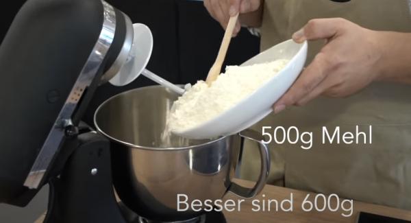 In eine Küchenmaschine 600g Mehl geben.