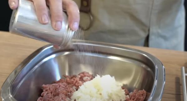 Das Hackfleisch gut mit Salz, Pfeffer und Intenso würzen.