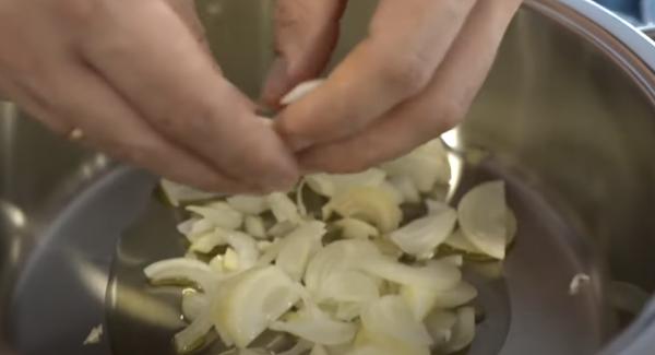 Ein TL Olivenöl in den Topf geben und anschließend den Knoblauch und die Zwiebeln reingeben.