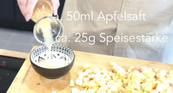 In eine kleine Schüssel 50ml Apfelsaft und 25g Speisestärke geben.