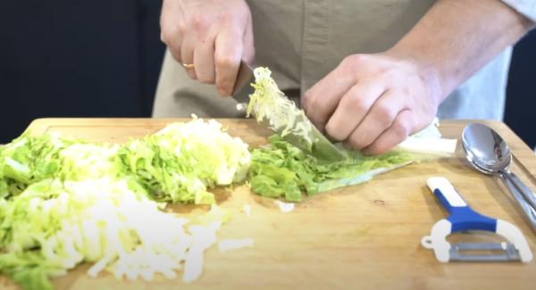 Den Römersalat kleinschneiden. Anschließend den Salat in eine Schüssel geben.