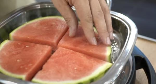 Sobald das Fleischsymbol erreicht ist, den Navigenio auf Stufe 3 schalten. Anschließend die Wassermelone in den Arondo legen.