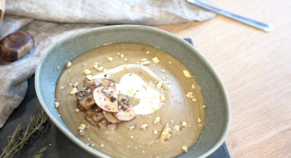 Suppe abschmecken, mit Creme Fraiche und mit Nüssen verfeinern