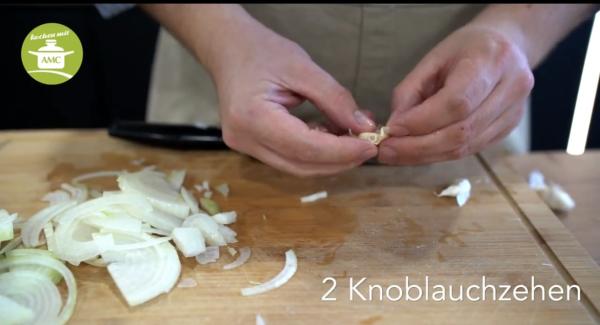 Zwiebeln und Knoblauch klein schneiden.