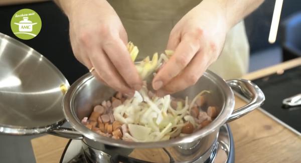 Wenn alles ordentlich am Braten ist, die Zwiebel mit dazugeben und kurz glasig braten.