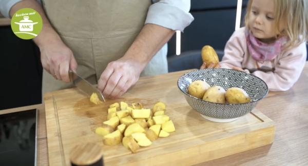 Als erstes waschen wir die Kartoffeln und schneiden sie in Würfel.