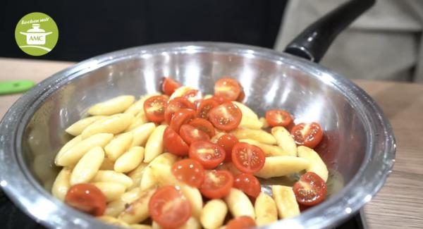 Wenn die Schupfnudeln eine schöne Bräune haben, die Tomaten hinzufügen und kurz mit anbraten.