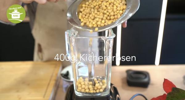 400g Kichererbsen in den Mixer geben (optional im Quickcut klein machen).