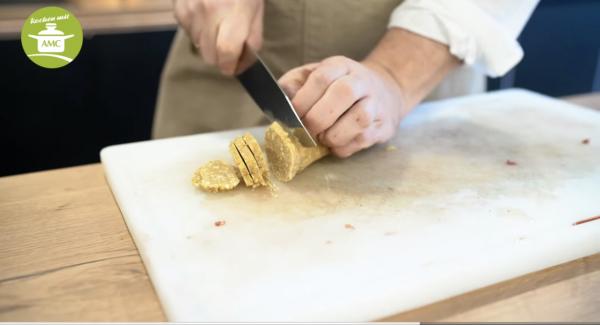 In der Zeit, wo das Fleisch brät, Nusskruste aus dem Kühlschrank holen und in dünne Scheiben schneiden.