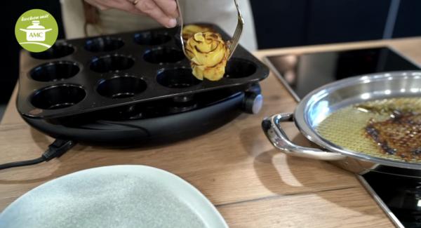 Nach dem Backen die Kartoffeln mit Hilfe einer Gabel lösen und mit Hilfe von zwei Gabeln/Löffeln herausnehmen.