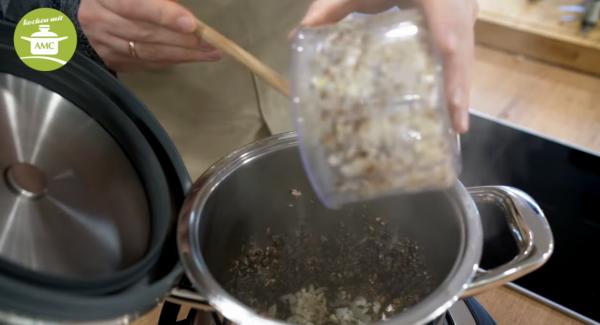 Zwiebel und Knoblauchzehe schälen und ebenfalls im Quickcut kleinmachen und mit den Champignons mit andünsten.