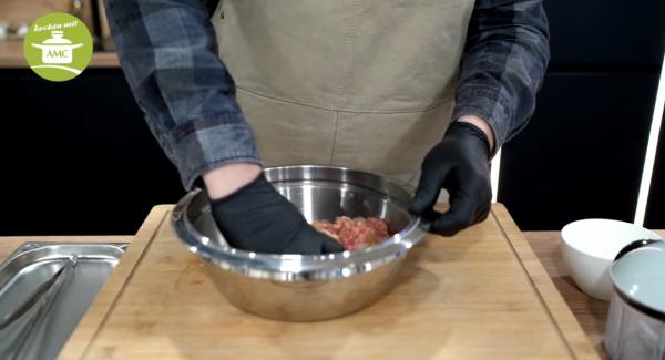 Alle Zutaten mit dem Hackfleisch vermengen und zu kleinen Bällchen formen.