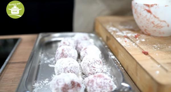 In der Zwischenzeit die fertig gerollten Bällchen im Mehl wälzen lassen, bis sie vollständig mit Mehl bedeckt sind.