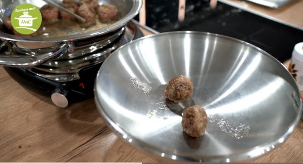 Sobald alle Bällchen angebraten wurden, wieder herausnehmen und zb. im Deckel der Pfanne sammeln.