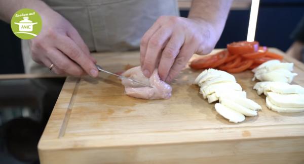 Hähnchenbrüste seitlich einschneiden und mit Mozzarella, Tomaten und Basilikum befüllen und würzen.