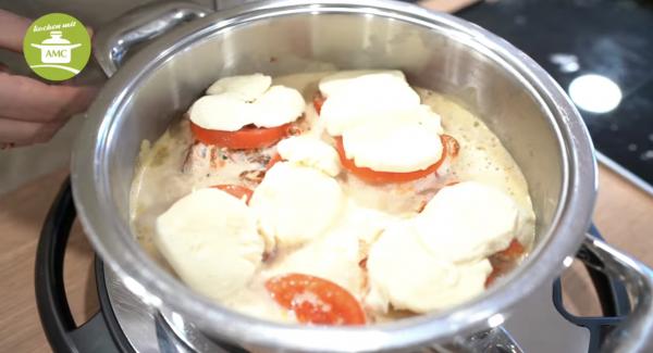 Die restlichen Tomaten und Mozzarella auf den Hähnchenfilets verteilen.