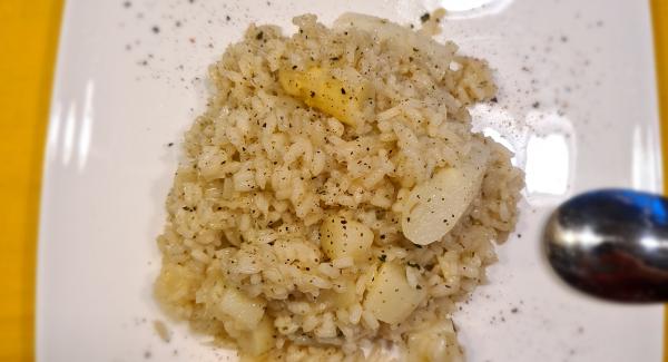 Ev. während den 10 Minuten 1 x noch beim Risotto umrühren und Wassermenge prüfen. Nach Ablauf der eingegeben Zeit das Risotto und den Spargel zusammenmengen, mit Parmesan verfeinern - anrichten und Mahlzeit!!