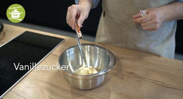 Schmand mit 50 ml Milch verrühren. 1 EL Zucker und 1 Päckchen Vanillezucker hinzugeben.