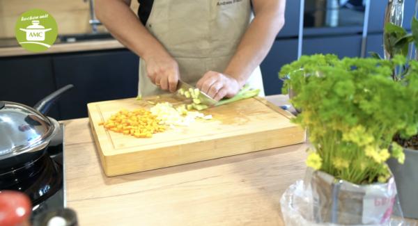 Das Gemüse in kleine Würfel schneiden, Knoblauch klein hacken und die Zwiebel im Quickcut zerkleinern.