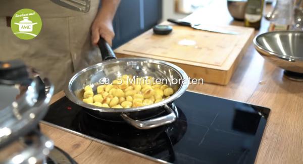 Gnocchi in die Pfanne geben und von allen Seiten gut anbraten lassen und anschließend Herd ausmachen.