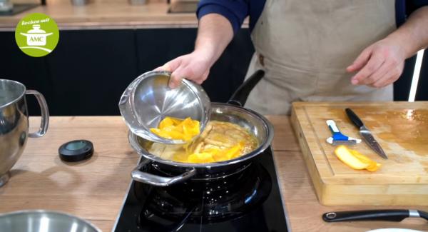 Dann die Pfannkuchen reinlegen und mit Cointreau ablöschen. Die Orangefilets mit dem abgetropften Saft dazu geben.