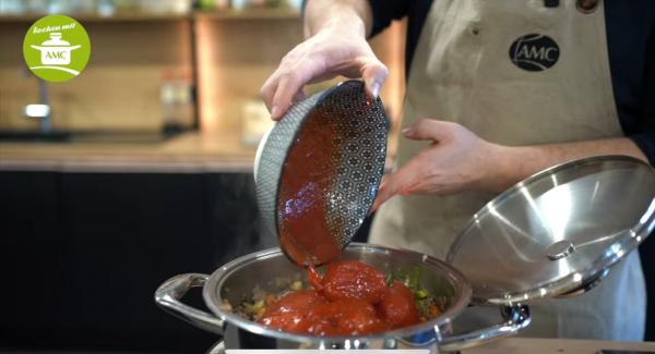 Nachdem man auch noch Pfeffer und Salz hinzu gegeben hat, kann man auch die passierten Tomaten hinzugeben und weiter rühren.